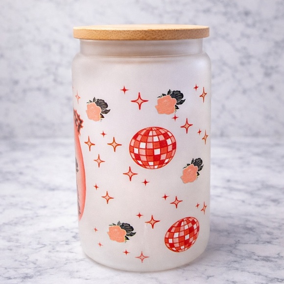 La Chismosa Glass Can Tumbler with bamboo lid - Picture 3 of 3